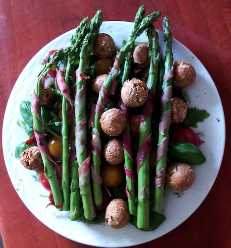 Grillowane szparagi na lekkiej sałatce