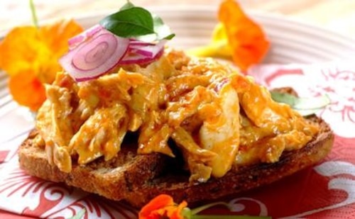 Grillowane tosty z kurczakiem curry