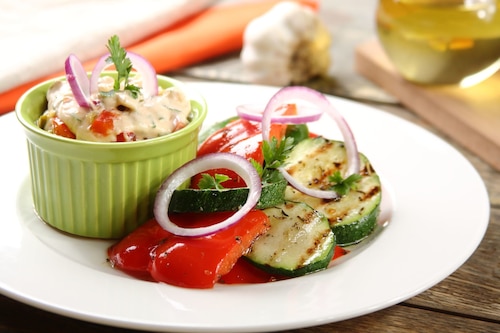 Grillowane warzywa z dipem koktajlowym