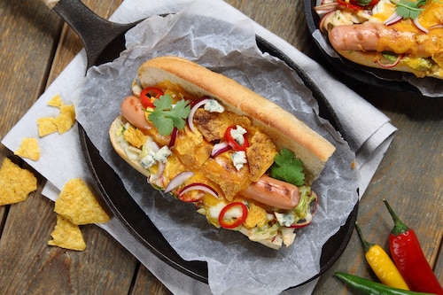 Przepis na Grillowane Hot dogi na ostro z nachosami i sosem Grillowane Hot dogi na ostro z nachosami i sosem