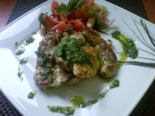 Grillowany filet z udka z kurczaka z sosem kolendrowym