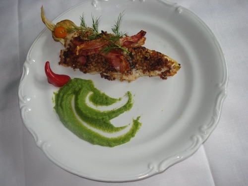 Grillowany pstrąg pod pierzynką z kaszy gryczanej z warzywami z musem brokuło...