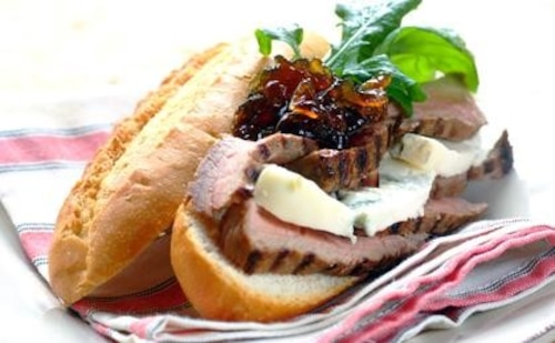 Grillowany stek z wołowiny z chrupiąca ciabattą