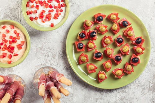 Przepis na Chrupiące paluszki grissini z serowymi dipami Chrupiące paluszki grissini z serowymi dipami