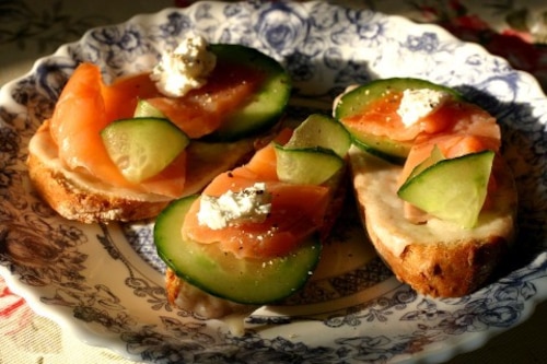 Grzanki z łososiem wędzonym, ogórkiem i serkiem kozim