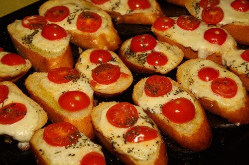 Przepis na Grzanki z mozzarellą i pomidorkami Grzanki z mozzarellą i pomidorkami