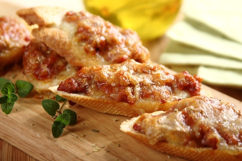 Przepis na Grzanki z sosem pomidorowo - mięsnym Grzanki z sosem pomidorowo - mięsnym