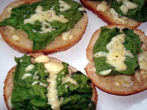 Przepis na Grzanki ze szpinakiem, czosnkiem i mozzarellą Grzanki ze szpinakiem, czosnkiem i mozzarellą