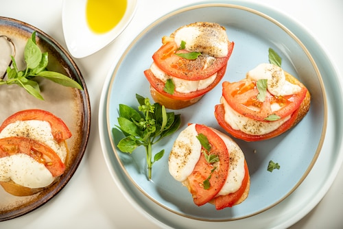 Grzanki czosnkowe z mozzarellą i pomidorami