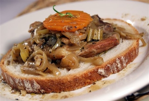 Przepis na Gulasz na chlebie Gulasz na chlebie