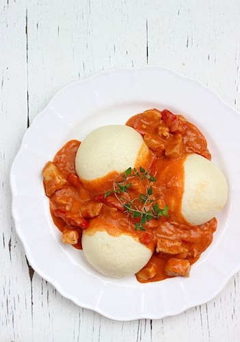 Gulasz paprykowy z kluskami na parze