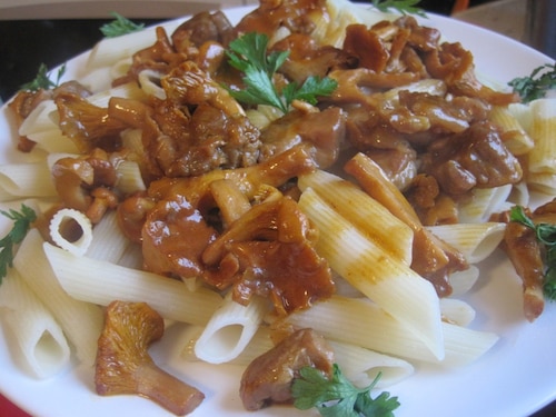 Przepis na Gulasz wieprzowy z kurkami i makaronem penne Gulasz wieprzowy z kurkami i makaronem penne