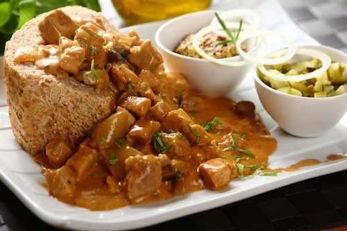 Przepis na Gulasz wieprzowy ze śmietaną Gulasz wieprzowy ze śmietaną