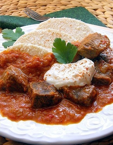 Przepis na Gulasz wołowy z kluskami na parze Gulasz wołowy z kluskami na parze