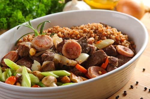 Gulasz z dzika z białą kiełbasą i jajkiem