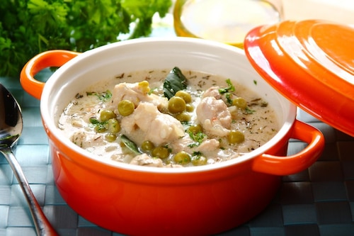 Przepis na Gulasz z indyka w sosie śmietanowym z zielonym groszkiem Gulasz z indyka w sosie śmietanowym z zielonym groszkiem