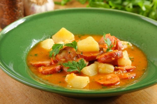 Gulasz z kiełbasy i ziemniaków