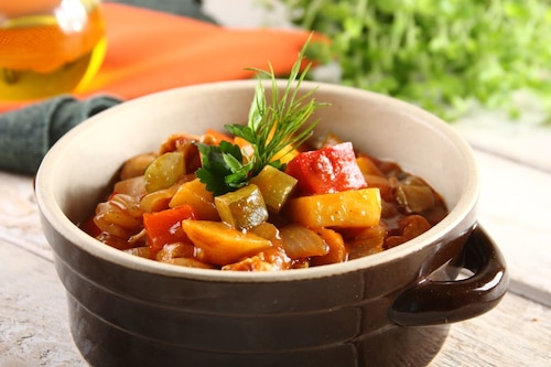 Gulasz z kurczakiem, ziemniakami i ogórkiem  