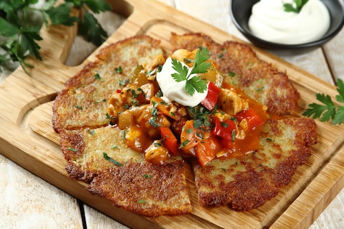 Przepis na Gulasz z plackami ziemniaczanymi hash browns Gulasz z plackami ziemniaczanymi hash browns