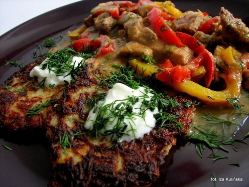 Gulasz z szynki z papryką i plackami 