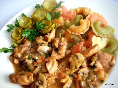 Gulasz z udźca kurczaka z pieczarkami 