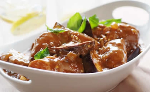 Gulasz z wołowymi kiełbaskami i bakłażanem