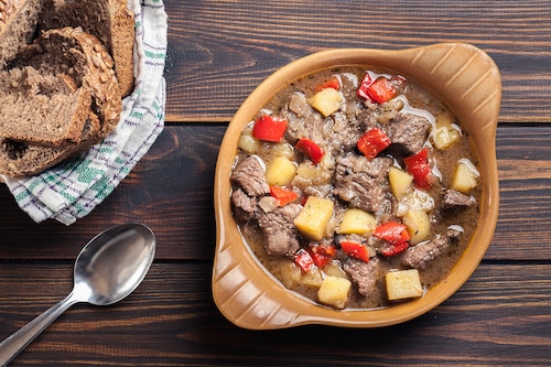 Gulasz po węgiersku na winie 