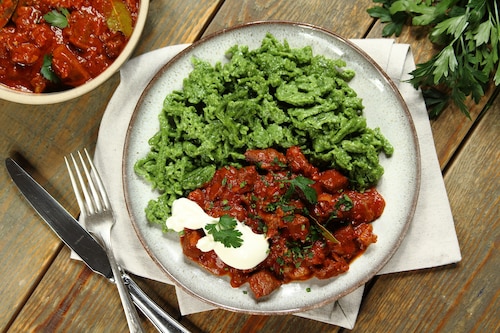 Gulasz z haluszkami ze szpinakiem