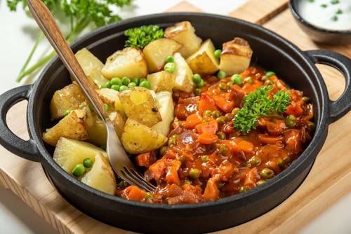 Przepis na Gulasz z pieczonymi ziemniakami Gulasz z pieczonymi ziemniakami