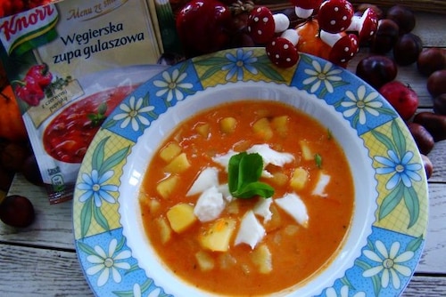 Gulaszowa z ziemniaki i mozzarellą