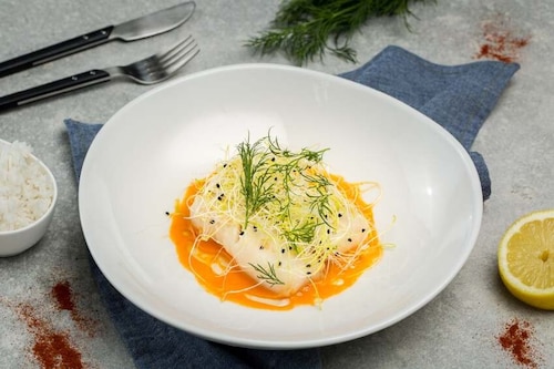 Przepis na Halibut gotowany na parze w sosie paprykowym Halibut gotowany na parze w sosie paprykowym