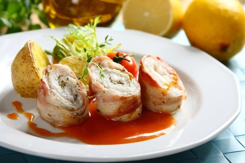 Halibut zawijany w boczek z sosem pomidorowym