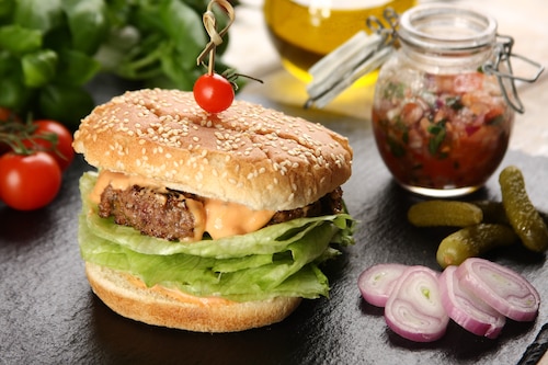 Przepis na Hamburger z pomidorową salsą Hamburger z pomidorową salsą