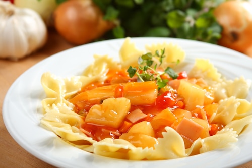 Farfalle z szynką i ananasem