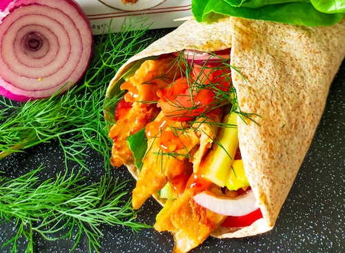 Przepis na Wrap z roślinnym kurczakiem Wrap z roślinnym kurczakiem