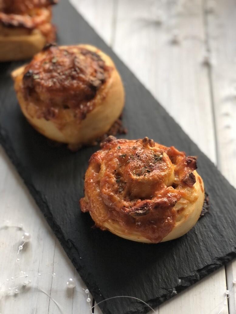 Aromatyczne bułeczki z pesto i niespodzianką