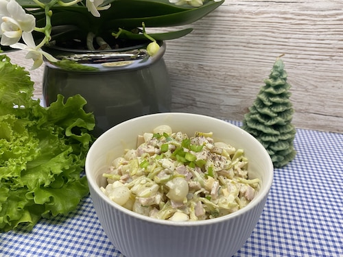 Przepis na Ekspresowa sałatka z cebulką marynowaną Ekspresowa sałatka z cebulką marynowaną