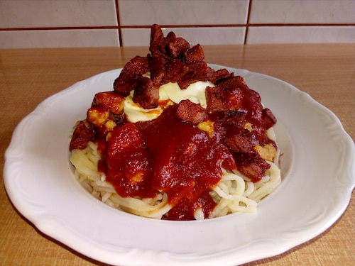 Spaghetti z marynowanym kurczakiem 