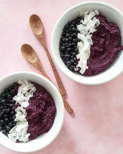 Budyń jaglany z jagodami