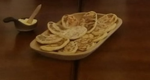 Przepis na Podhalańskie placki ziemniaczane z masłem czosnkowym Podhalańskie placki ziemniaczane z masłem czosnkowym