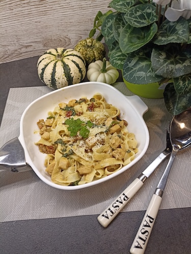 Makaron z kurczakiem, szpinakiem i suszonymi pomidorami