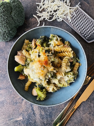 Zapiekanka MAC’N CHEESE z indykiem i brokułem
