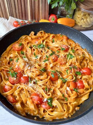 Makaron tagliatelle z pomidorkami koktajlowymi