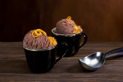 Przepis na Lody czekoladowe z konfiturą pomarańczową Lody czekoladowe z konfiturą pomarańczową