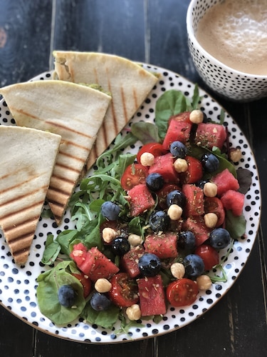 Przepis na Lekka sałatka z aromatyczną tortillą Lekka sałatka z aromatyczną tortillą