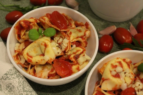 Tortellini zapiekane w sosie pomidorowym