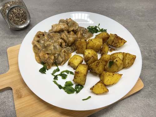 Kurczak w sosie pieczarkowym z pieczonymi ziemniakami