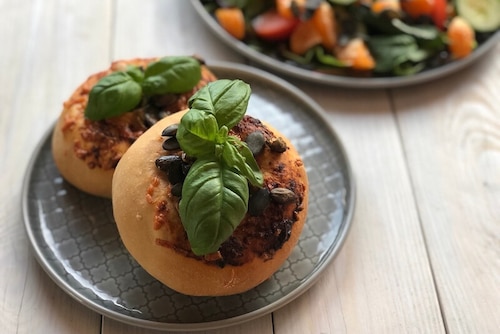 Aromatyczne bułeczki z pesto