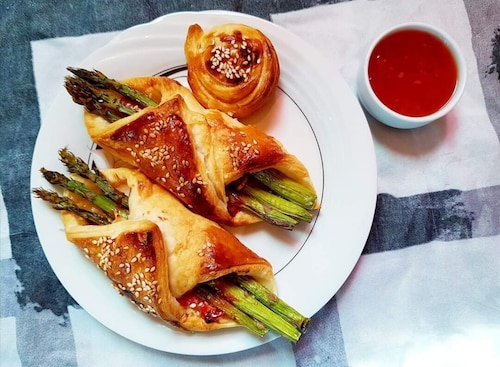 Przepis na Szparagi w cieście francuskim z sezamem Szparagi w cieście francuskim z sezamem