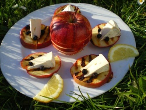 Jabłka grillowane z camembertem